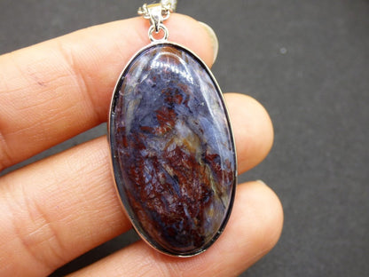 Richterit mit Sugilith & Bustamit - inkl. 925 Silber Fassung lila Edelstein Kette Natur Heilstein Seltene Rarität Mann Frau Er Sie Geschenk - Art of Nature Berlin