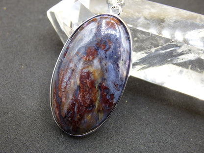 Richterit mit Sugilith & Bustamit - inkl. 925 Silber Fassung lila Edelstein Kette Natur Heilstein Seltene Rarität Mann Frau Er Sie Geschenk - Art of Nature Berlin