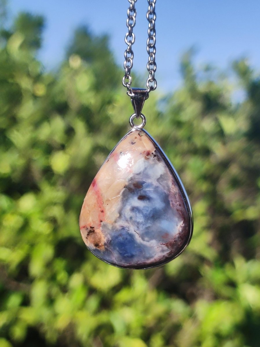 Richterit mit Sugilith & Bustamit - inkl. 925 Silber Fassung lila Edelstein Kette Natur Heilstein Seltene Rarität Mann Frau Er Sie Geschenk - Art of Nature Berlin