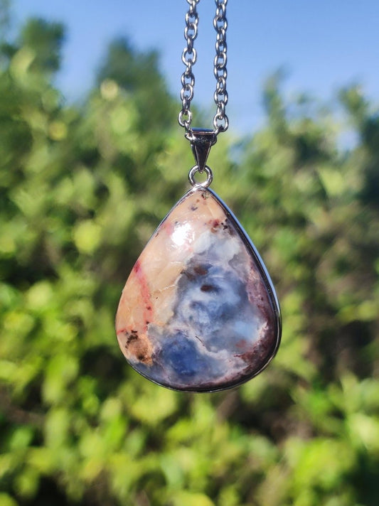 Richterit mit Sugilith & Bustamit - inkl. 925 Silber Fassung lila Edelstein Kette Natur Heilstein Seltene Rarität Mann Frau Er Sie Geschenk - Art of Nature Berlin