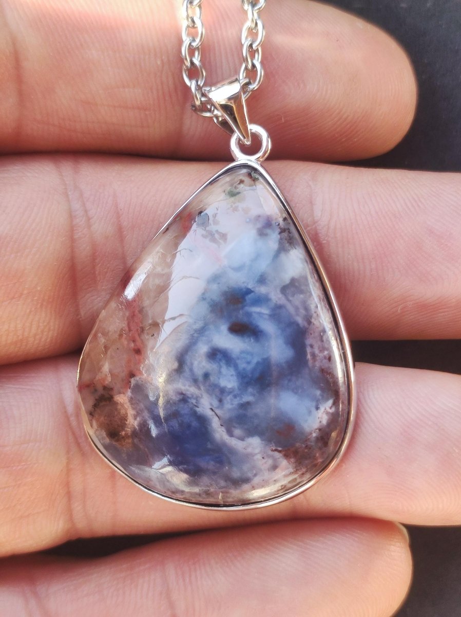 Richterit mit Sugilith & Bustamit - inkl. 925 Silber Fassung lila Edelstein Kette Natur Heilstein Seltene Rarität Mann Frau Er Sie Geschenk - Art of Nature Berlin