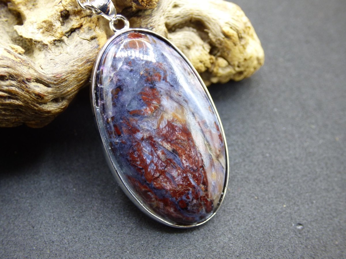 Richterit mit Sugilith & Bustamit - inkl. 925 Silber Fassung lila Edelstein Kette Natur Heilstein Seltene Rarität Mann Frau Er Sie Geschenk - Art of Nature Berlin