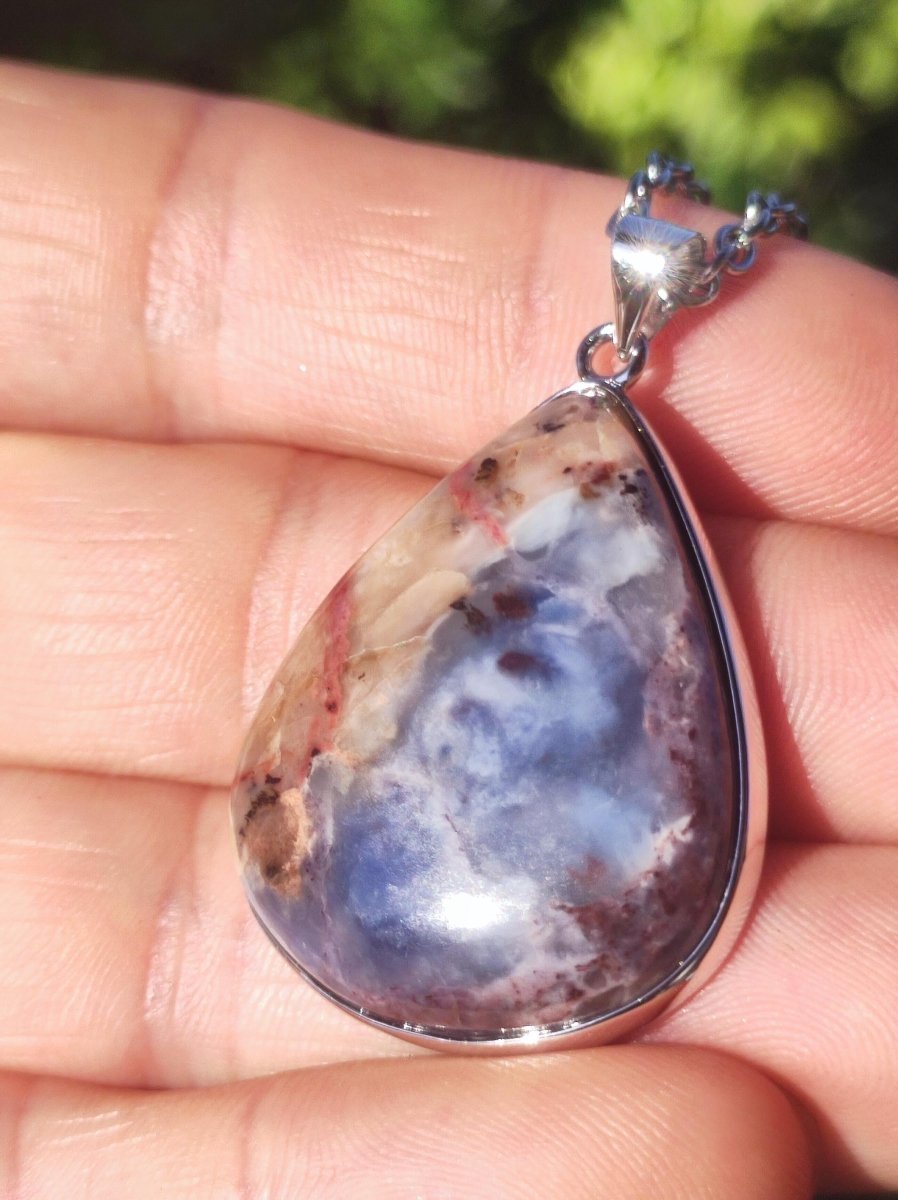 Richterit mit Sugilith & Bustamit - inkl. 925 Silber Fassung lila Edelstein Kette Natur Heilstein Seltene Rarität Mann Frau Er Sie Geschenk - Art of Nature Berlin