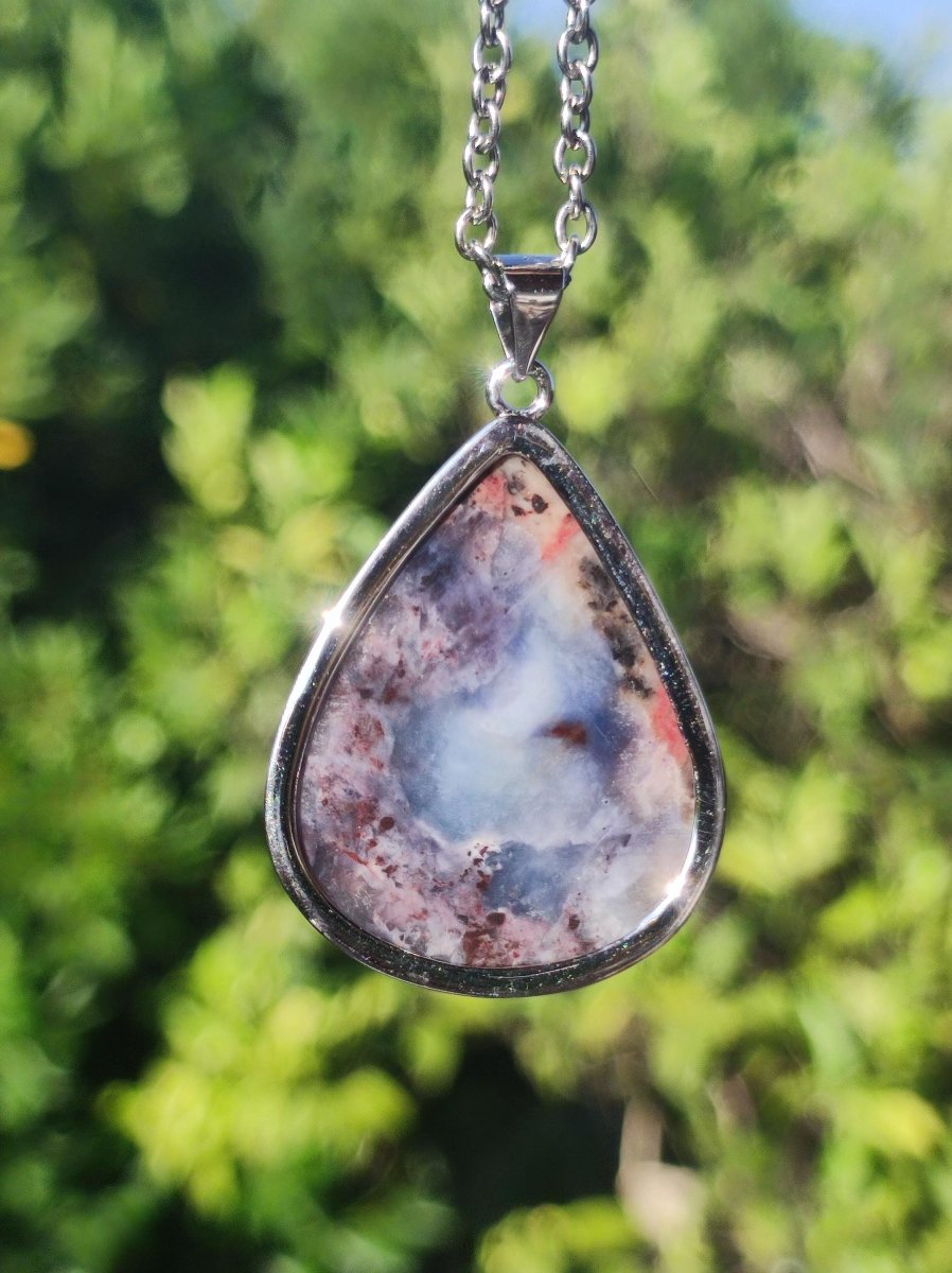 Richterit mit Sugilith & Bustamit - inkl. 925 Silber Fassung lila Edelstein Kette Natur Heilstein Seltene Rarität Mann Frau Er Sie Geschenk - Art of Nature Berlin