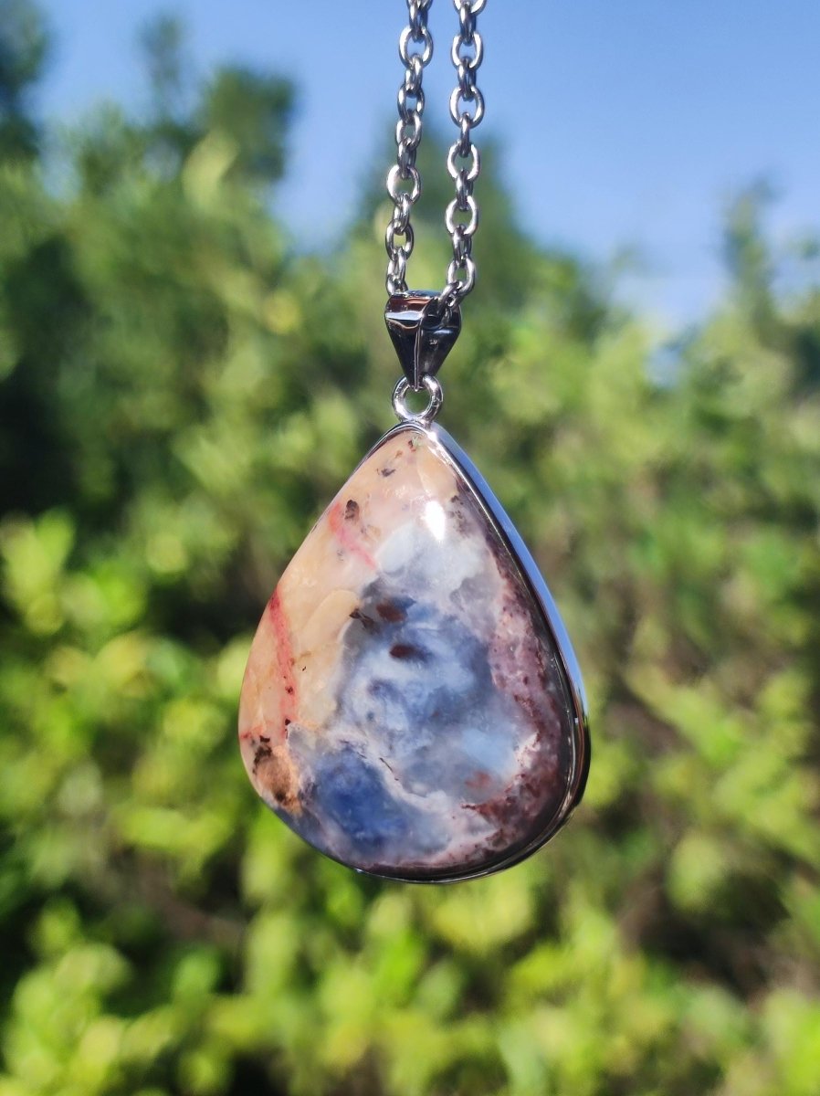 Richterit mit Sugilith & Bustamit - inkl. 925 Silber Fassung lila Edelstein Kette Natur Heilstein Seltene Rarität Mann Frau Er Sie Geschenk - Art of Nature Berlin