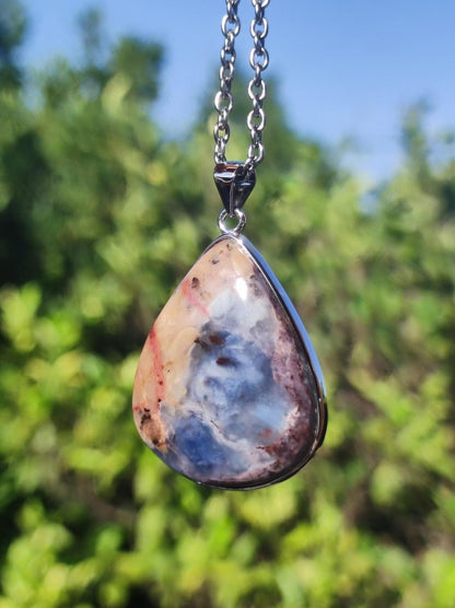 Richterit mit Sugilith & Bustamit - inkl. 925 Silber Fassung lila Edelstein Kette Natur Heilstein Seltene Rarität Mann Frau Er Sie Geschenk - Art of Nature Berlin