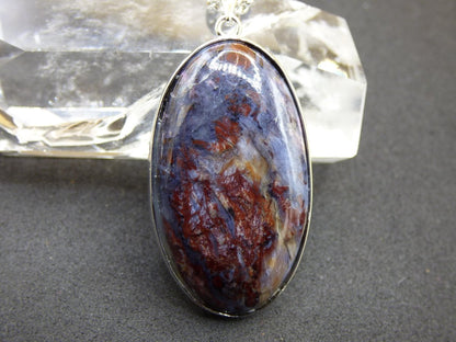 Richterit mit Sugilith & Bustamit - inkl. 925 Silber Fassung lila Edelstein Kette Natur Heilstein Seltene Rarität Mann Frau Er Sie Geschenk - Art of Nature Berlin