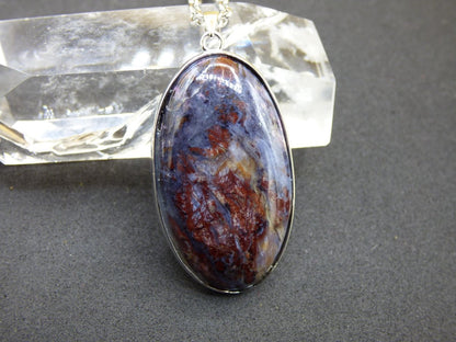 Richterit mit Sugilith & Bustamit - inkl. 925 Silber Fassung lila Edelstein Kette Natur Heilstein Seltene Rarität Mann Frau Er Sie Geschenk - Art of Nature Berlin