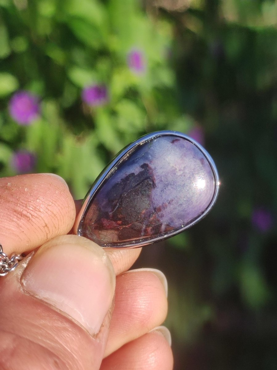 Richterit Sugilith Bustamit - inkl. 925 Silber Fassung lila Edelstein Kette Natur Heilstein Seltene Rarität Mann Frau Er Sie Geschenk - Art of Nature Berlin