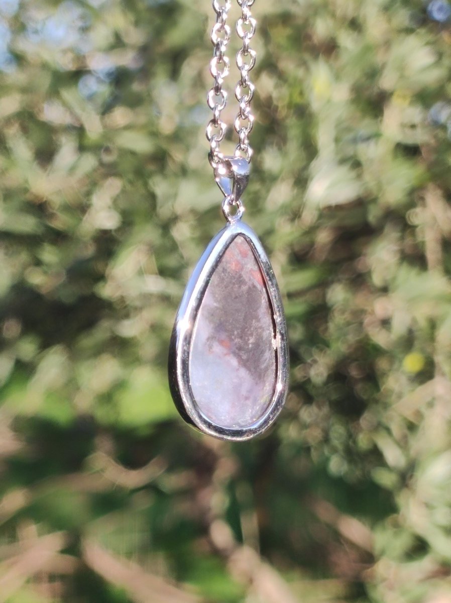 Richterit Sugilith Bustamit - inkl. 925 Silber Fassung lila Edelstein Kette Natur Heilstein Seltene Rarität Mann Frau Er Sie Geschenk - Art of Nature Berlin