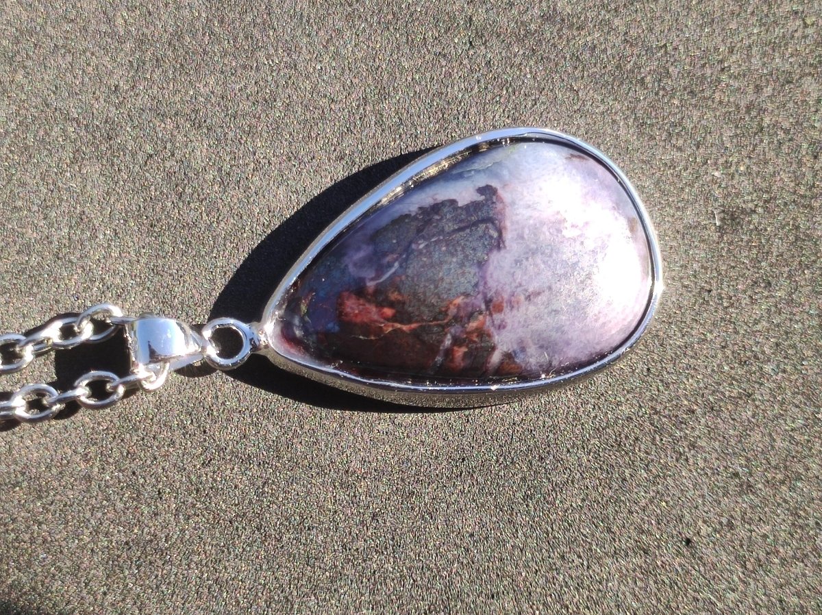 Richterit Sugilith Bustamit - inkl. 925 Silber Fassung lila Edelstein Kette Natur Heilstein Seltene Rarität Mann Frau Er Sie Geschenk - Art of Nature Berlin