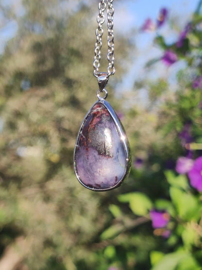 Richterit Sugilith Bustamit - inkl. 925 Silber Fassung lila Edelstein Kette Natur Heilstein Seltene Rarität Mann Frau Er Sie Geschenk - Art of Nature Berlin