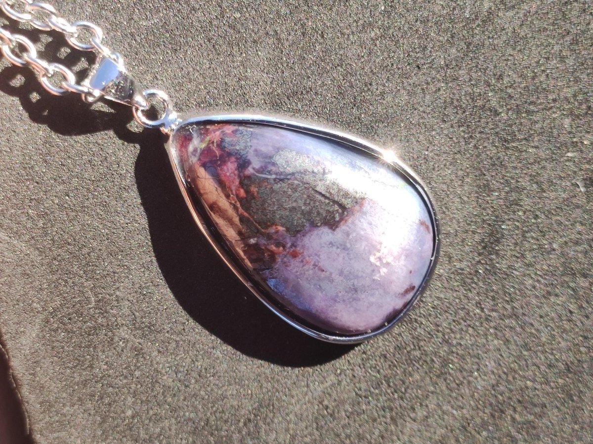 Richterit Sugilith Bustamit - inkl. 925 Silber Fassung lila Edelstein Kette Natur Heilstein Seltene Rarität Mann Frau Er Sie Geschenk - Art of Nature Berlin