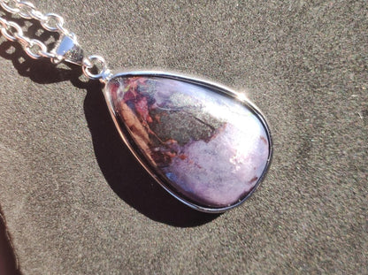 Richterit Sugilith Bustamit - inkl. 925 Silber Fassung lila Edelstein Kette Natur Heilstein Seltene Rarität Mann Frau Er Sie Geschenk - Art of Nature Berlin