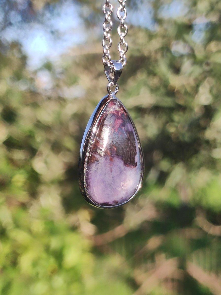 Richterit Sugilith Bustamit - inkl. 925 Silber Fassung lila Edelstein Kette Natur Heilstein Seltene Rarität Mann Frau Er Sie Geschenk - Art of Nature Berlin