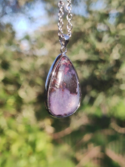 Richterit Sugilith Bustamit - inkl. 925 Silber Fassung lila Edelstein Kette Natur Heilstein Seltene Rarität Mann Frau Er Sie Geschenk - Art of Nature Berlin