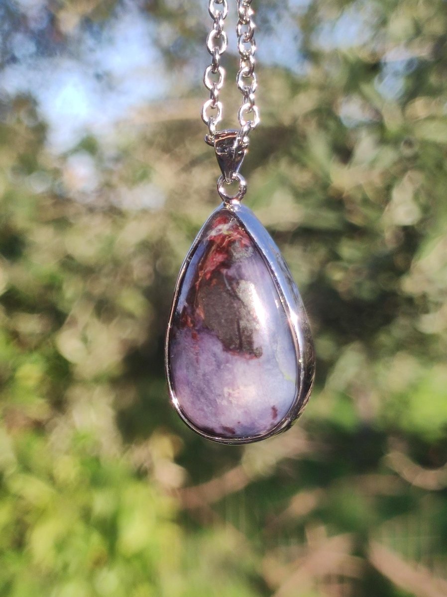 Richterit Sugilith Bustamit - inkl. 925 Silber Fassung lila Edelstein Kette Natur Heilstein Seltene Rarität Mann Frau Er Sie Geschenk - Art of Nature Berlin