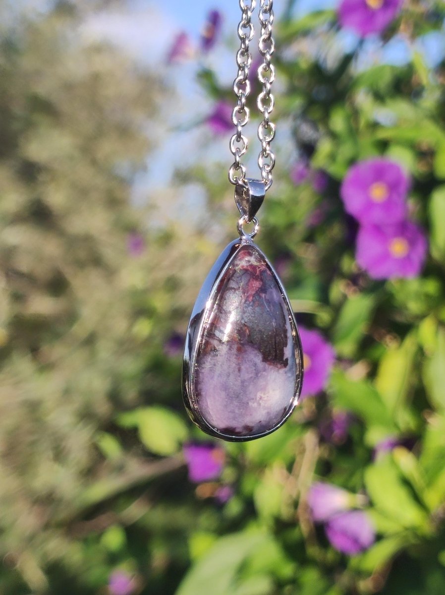 Richterit Sugilith Bustamit - inkl. 925 Silber Fassung lila Edelstein Kette Natur Heilstein Seltene Rarität Mann Frau Er Sie Geschenk - Art of Nature Berlin