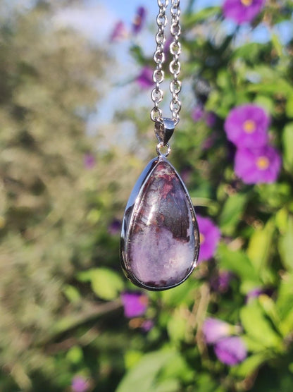 Richterit Sugilith Bustamit - inkl. 925 Silber Fassung lila Edelstein Kette Natur Heilstein Seltene Rarität Mann Frau Er Sie Geschenk - Art of Nature Berlin