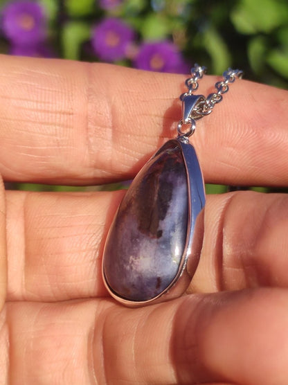 Richterit Sugilith Bustamit - inkl. 925 Silber Fassung lila Edelstein Kette Natur Heilstein Seltene Rarität Mann Frau Er Sie Geschenk - Art of Nature Berlin