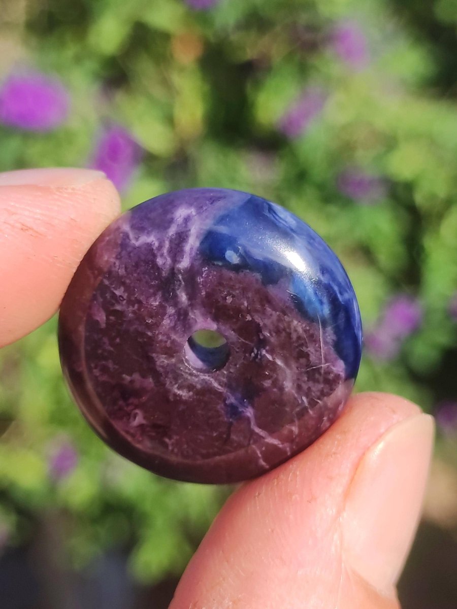 Richterit Sugilith Bustamit Schutz Donut Edelstein Kristall Heilstein Rarität Selten Sammler Sugilit rot blau lila Anhänger rund Geschenk Er - Art of Nature Berlin