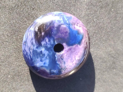 Richterit Sugilith Bustamit Schutz Donut Edelstein Kristall Heilstein Rarität Selten Sammler Sugilit rot blau lila Anhänger rund Geschenk Er - Art of Nature Berlin