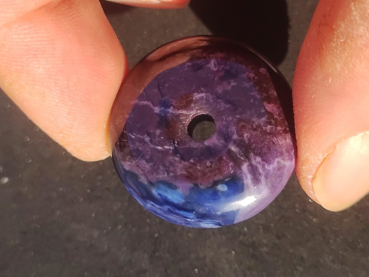 Richterit Sugilith Bustamit Schutz Donut Edelstein Kristall Heilstein Rarität Selten Sammler Sugilit rot blau lila Anhänger rund Geschenk Er - Art of Nature Berlin