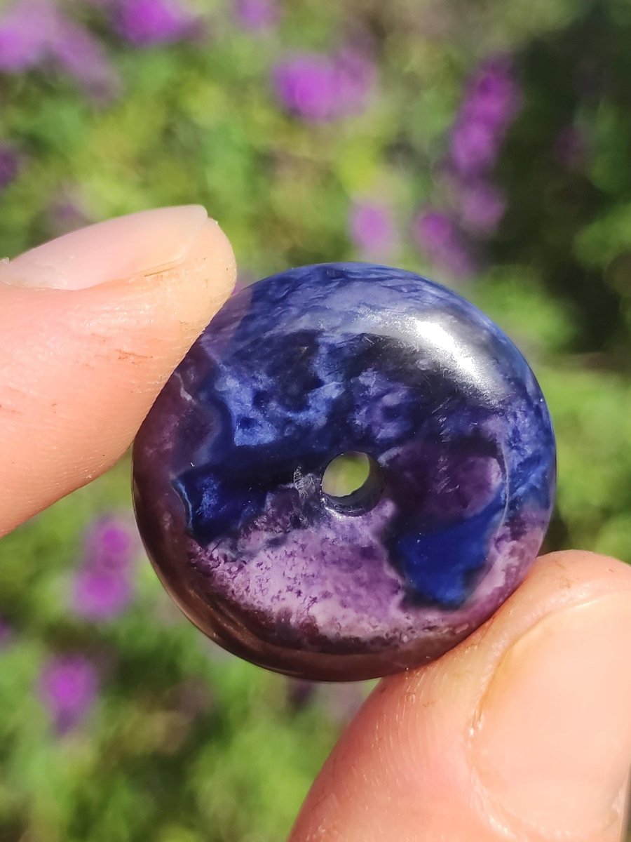 Richterit Sugilith Bustamit Schutz Donut Edelstein Kristall Heilstein Rarität Selten Sammler Sugilit rot blau lila Anhänger rund Geschenk Er - Art of Nature Berlin