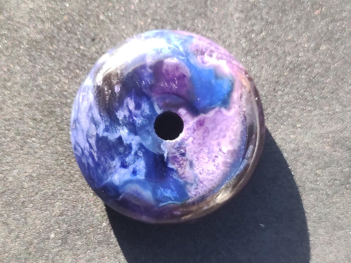 Richterit Sugilith Bustamit Schutz Donut Edelstein Kristall Heilstein Rarität Selten Sammler Sugilit rot blau lila Anhänger rund Geschenk Er - Art of Nature Berlin