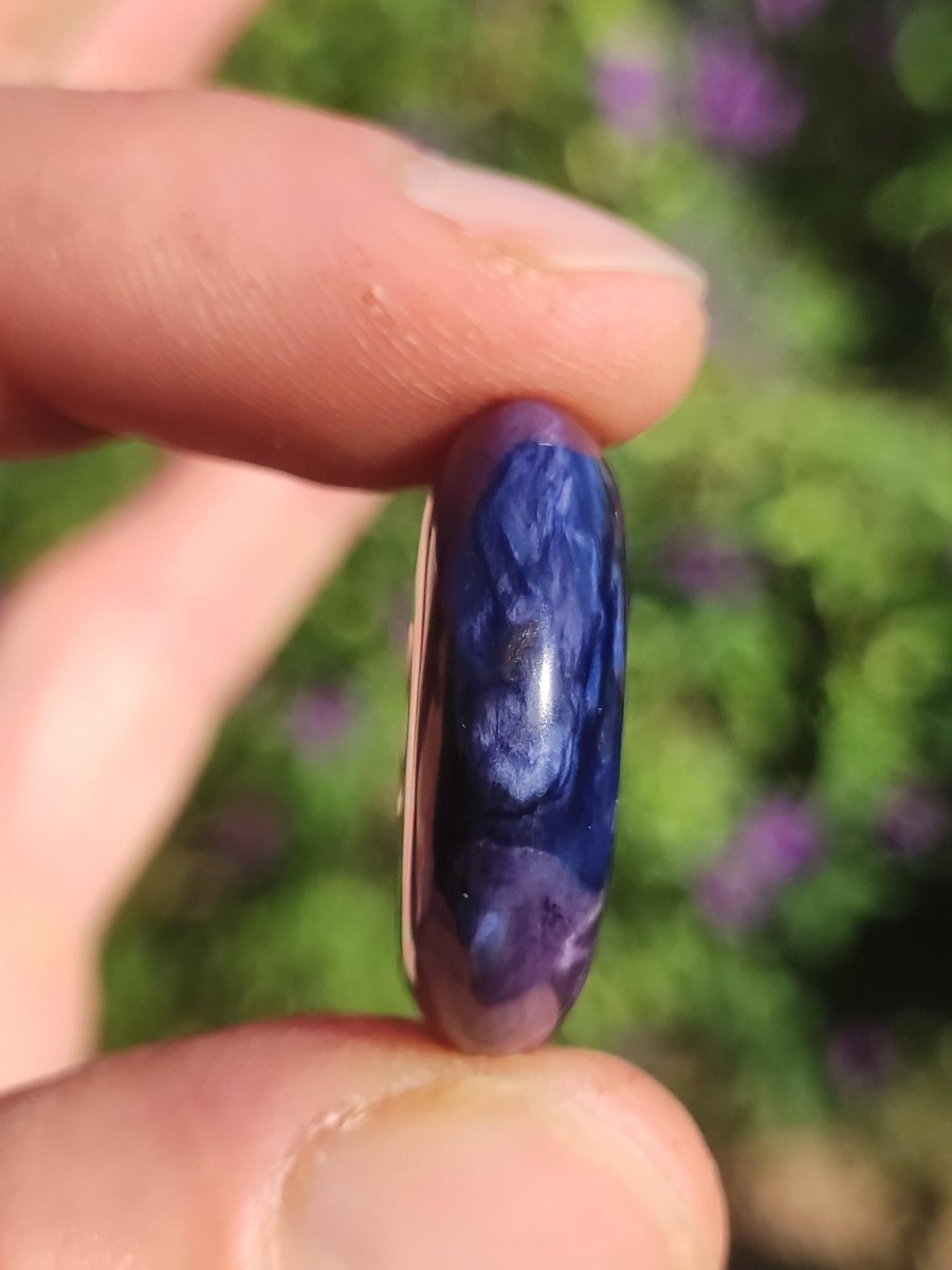 Richterit Sugilith Bustamit Schutz Donut Edelstein Kristall Heilstein Rarität Selten Sammler Sugilit rot blau lila Anhänger rund Geschenk Er - Art of Nature Berlin