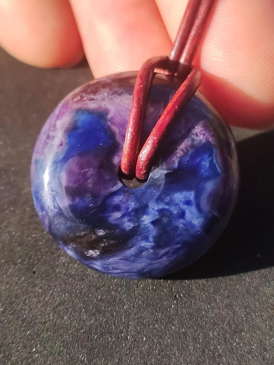 Richterit Sugilith Bustamit Schutz Donut Edelstein Kristall Heilstein Rarität Selten Sammler Sugilit rot blau lila Anhänger rund Geschenk Er - Art of Nature Berlin