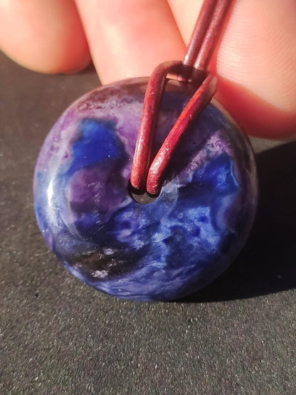 Richterit Sugilith Bustamit Schutz Donut Edelstein Kristall Heilstein Rarität Selten Sammler Sugilit rot blau lila Anhänger rund Geschenk Er - Art of Nature Berlin