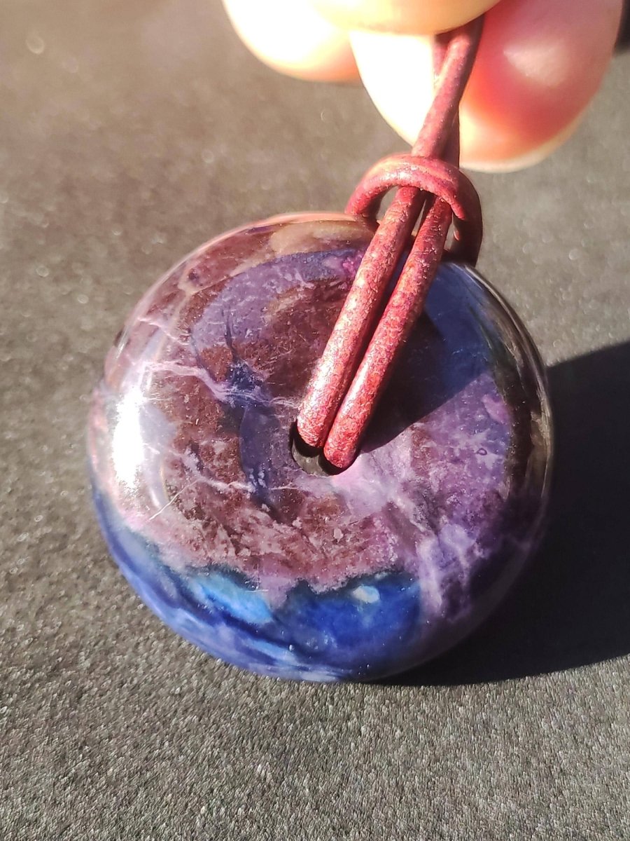 Richterit Sugilith Bustamit Schutz Donut Edelstein Kristall Heilstein Rarität Selten Sammler Sugilit rot blau lila Anhänger rund Geschenk Er - Art of Nature Berlin