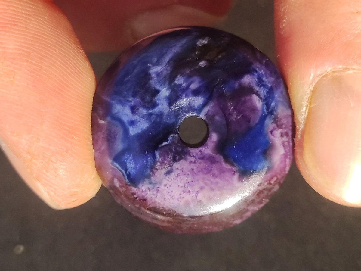 Richterit Sugilith Bustamit Schutz Donut Edelstein Kristall Heilstein Rarität Selten Sammler Sugilit rot blau lila Anhänger rund Geschenk Er - Art of Nature Berlin