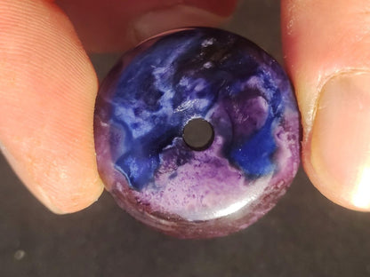 Richterit Sugilith Bustamit Schutz Donut Edelstein Kristall Heilstein Rarität Selten Sammler Sugilit rot blau lila Anhänger rund Geschenk Er - Art of Nature Berlin