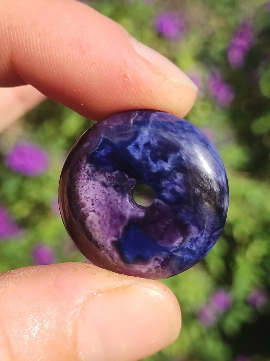 Richterit Sugilith Bustamit Schutz Donut Edelstein Kristall Heilstein Rarität Selten Sammler Sugilit rot blau lila Anhänger rund Geschenk Er - Art of Nature Berlin