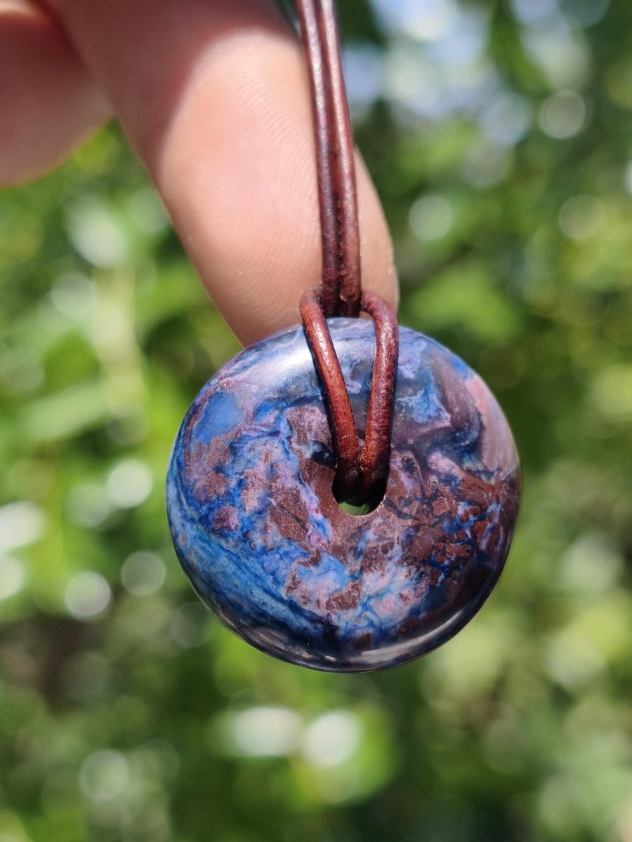 Richterit Sugilith Bustamit Schutz Donut Pi Edelstein Kette HIPPIE GOA Boho Nature Heilstein Rarität Selten Flash Wow Sammler Sugilite lila - Art of Nature Berlin