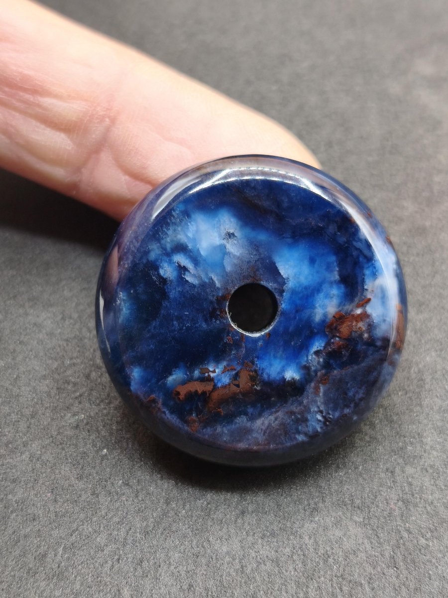 Richterit Sugilith Donut Edelstein Kristall Heilstein Rarität Selten Sammler Sugilit lila Anhänger rund Geschenk Mann Frau Er Sie Freund - Art of Nature Berlin