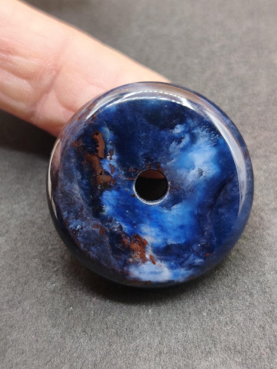 Richterit Sugilith Donut Edelstein Kristall Heilstein Rarität Selten Sammler Sugilit lila Anhänger rund Geschenk Mann Frau Er Sie Freund - Art of Nature Berlin