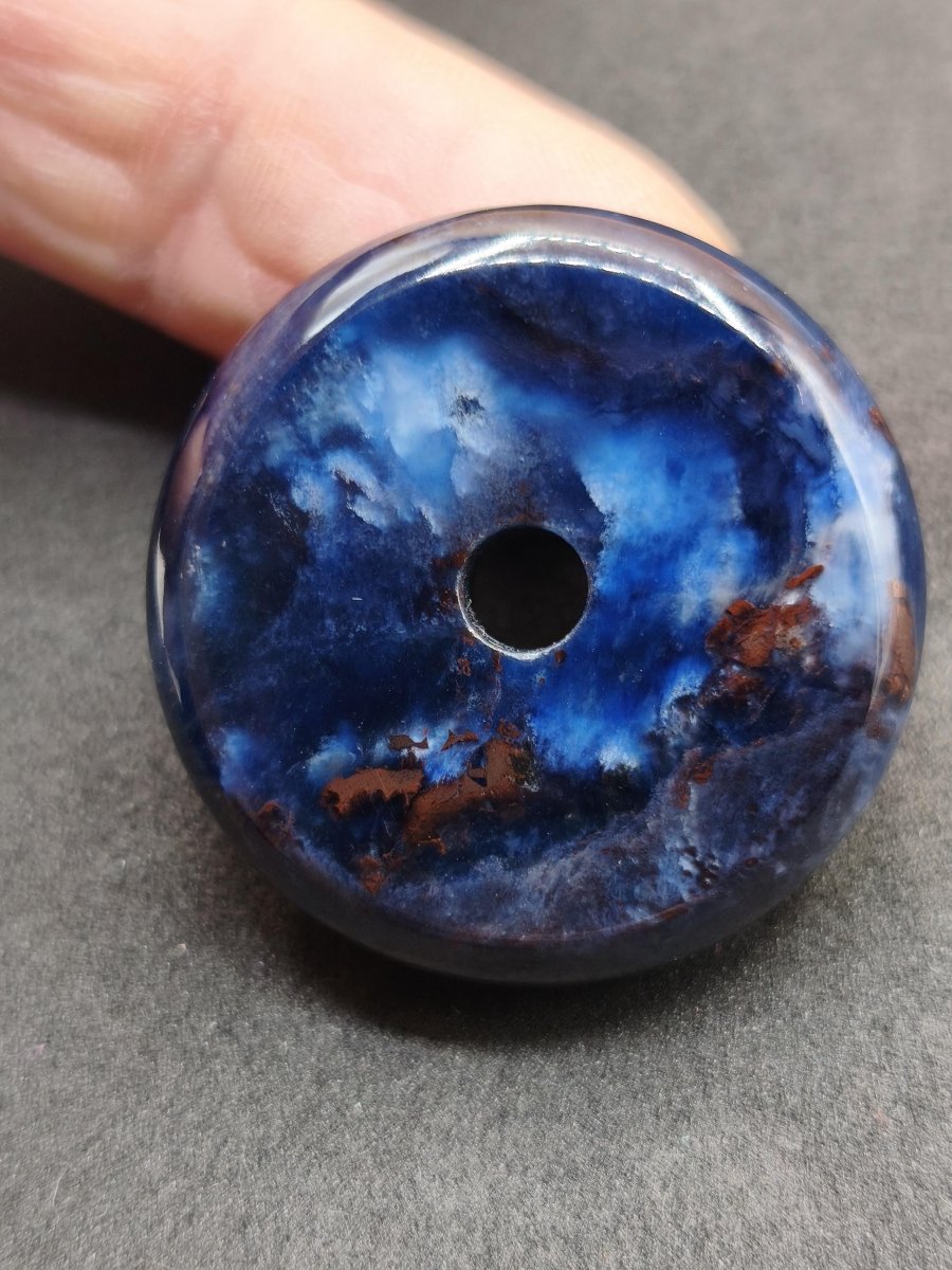 Richterit Sugilith Donut Edelstein Kristall Heilstein Rarität Selten Sammler Sugilit lila Anhänger rund Geschenk Mann Frau Er Sie Freund - Art of Nature Berlin