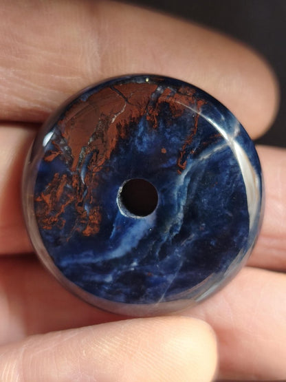 Richterit Sugilith Donut Edelstein Kristall Heilstein Rarität Selten Sammler Sugilit lila Anhänger rund Geschenk Mann Frau Er Sie Freund - Art of Nature Berlin