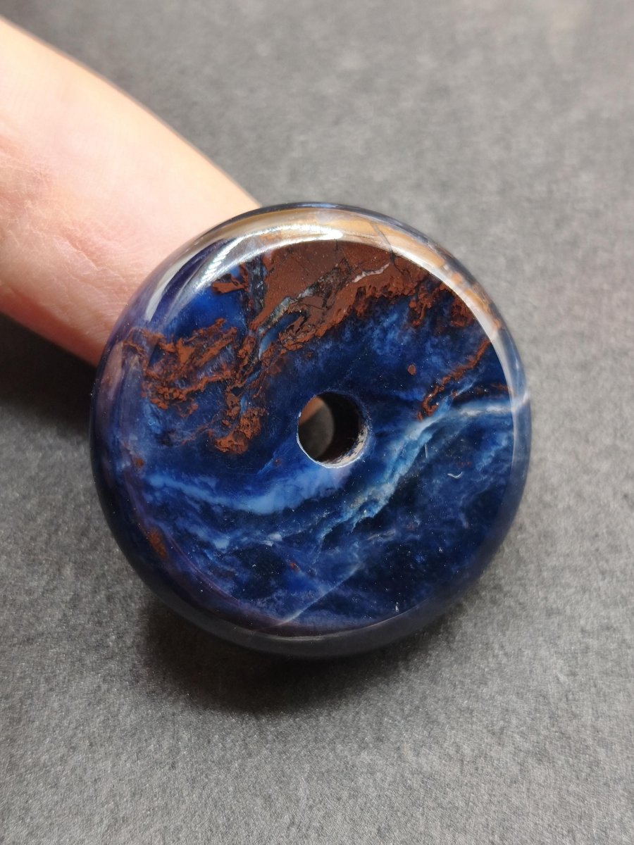 Richterit Sugilith Donut Edelstein Kristall Heilstein Rarität Selten Sammler Sugilit lila Anhänger rund Geschenk Mann Frau Er Sie Freund - Art of Nature Berlin