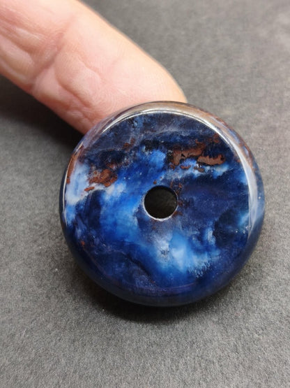 Richterit Sugilith Donut Edelstein Kristall Heilstein Rarität Selten Sammler Sugilit lila Anhänger rund Geschenk Mann Frau Er Sie Freund - Art of Nature Berlin