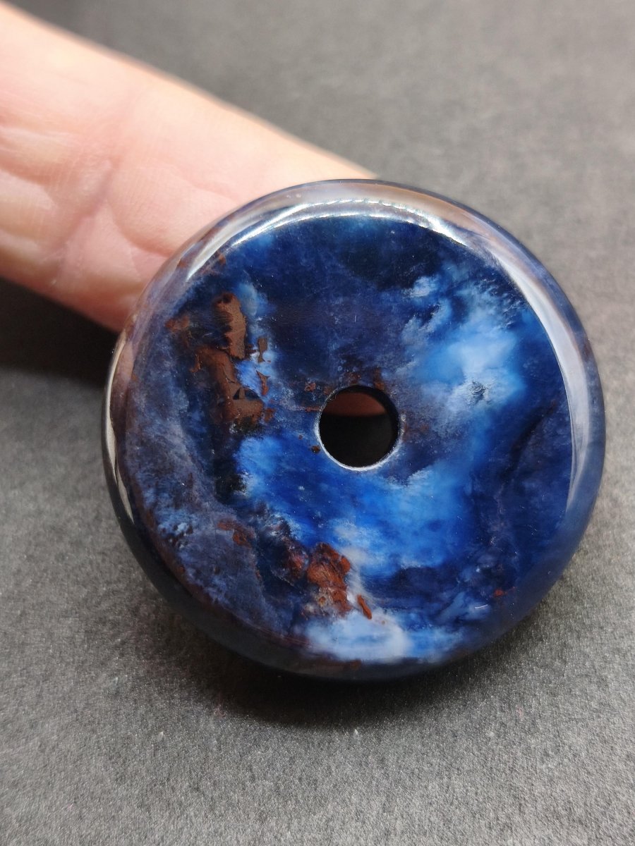Richterit Sugilith Donut Edelstein Kristall Heilstein Rarität Selten Sammler Sugilit lila Anhänger rund Geschenk Mann Frau Er Sie Freund - Art of Nature Berlin