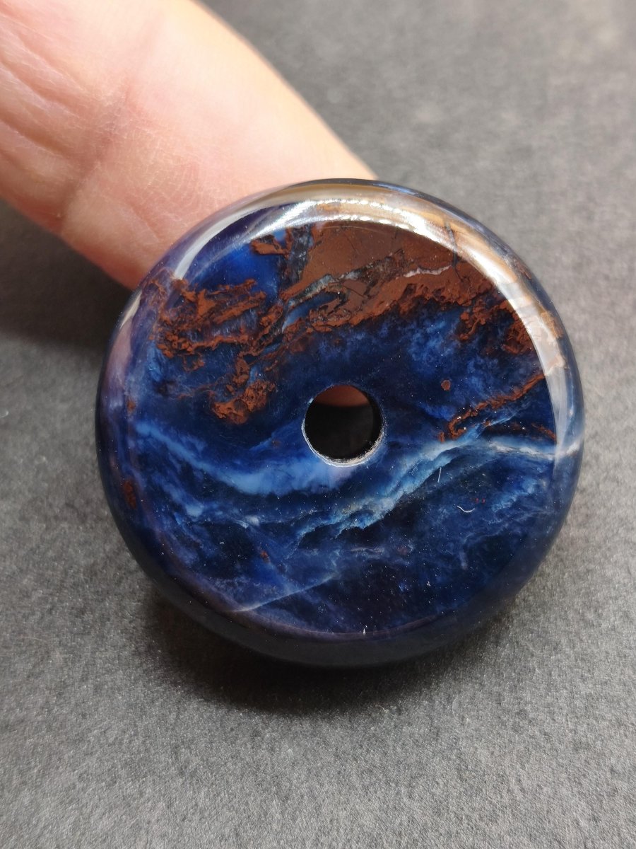 Richterit Sugilith Donut Edelstein Kristall Heilstein Rarität Selten Sammler Sugilit lila Anhänger rund Geschenk Mann Frau Er Sie Freund - Art of Nature Berlin