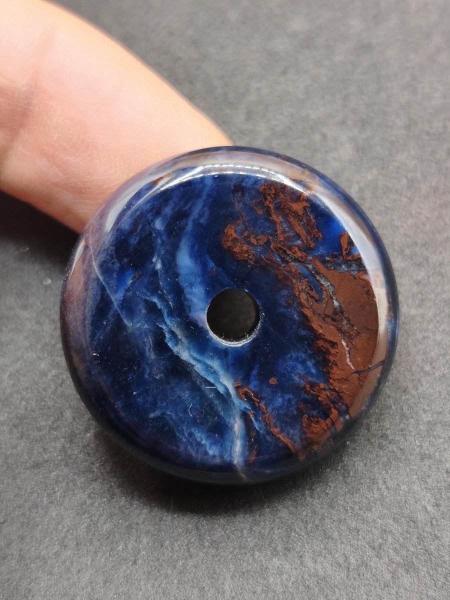 Richterit Sugilith Donut Edelstein Kristall Heilstein Rarität Selten Sammler Sugilit lila Anhänger rund Geschenk Mann Frau Er Sie Freund - Art of Nature Berlin