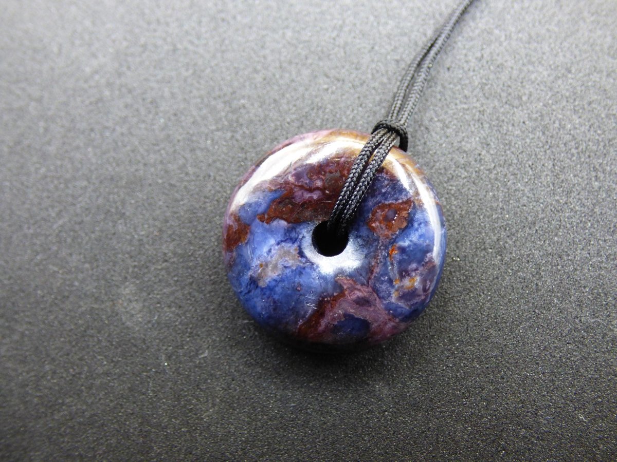 Richterit Sugilith Schutz Donut Edelstein Kristall Heilstein Rarität Selten Sammler lila blau Anhänger Geschenk Frau Er Sie Halschakra - Art of Nature Berlin
