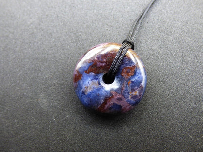 Richterit Sugilith Schutz Donut Edelstein Kristall Heilstein Rarität Selten Sammler lila blau Anhänger Geschenk Frau Er Sie Halschakra - Art of Nature Berlin