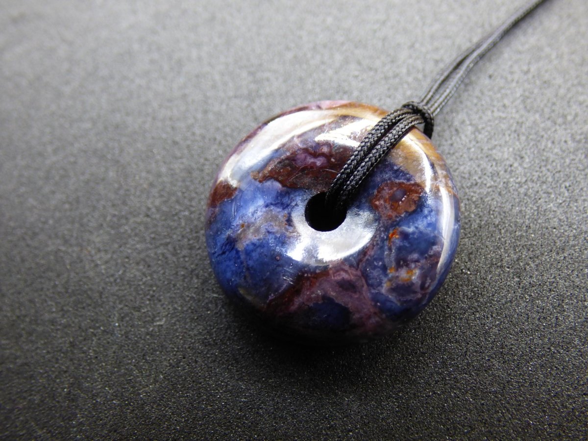Richterit Sugilith Schutz Donut Edelstein Kristall Heilstein Rarität Selten Sammler lila blau Anhänger Geschenk Frau Er Sie Halschakra - Art of Nature Berlin
