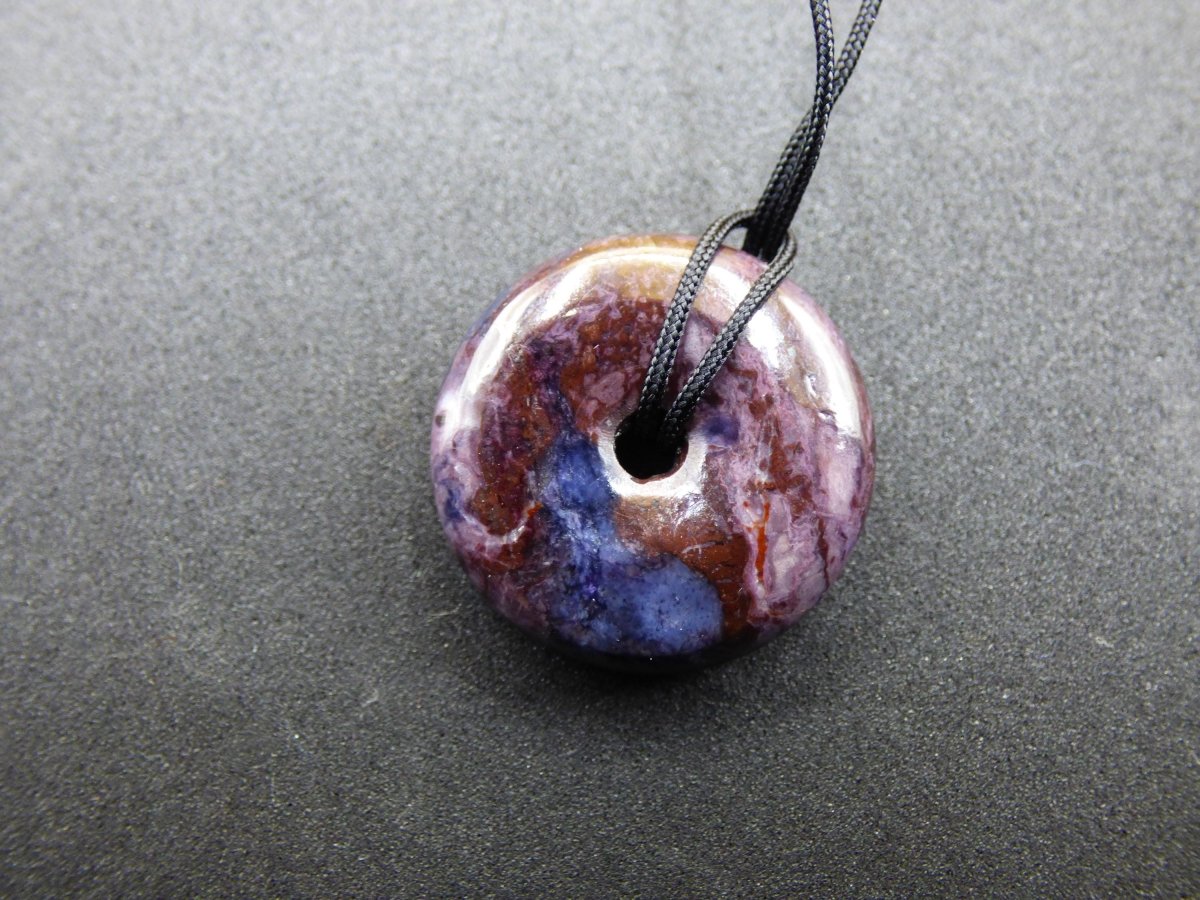 Richterit Sugilith Schutz Donut Edelstein Kristall Heilstein Rarität Selten Sammler lila blau Anhänger Geschenk Frau Er Sie Halschakra - Art of Nature Berlin